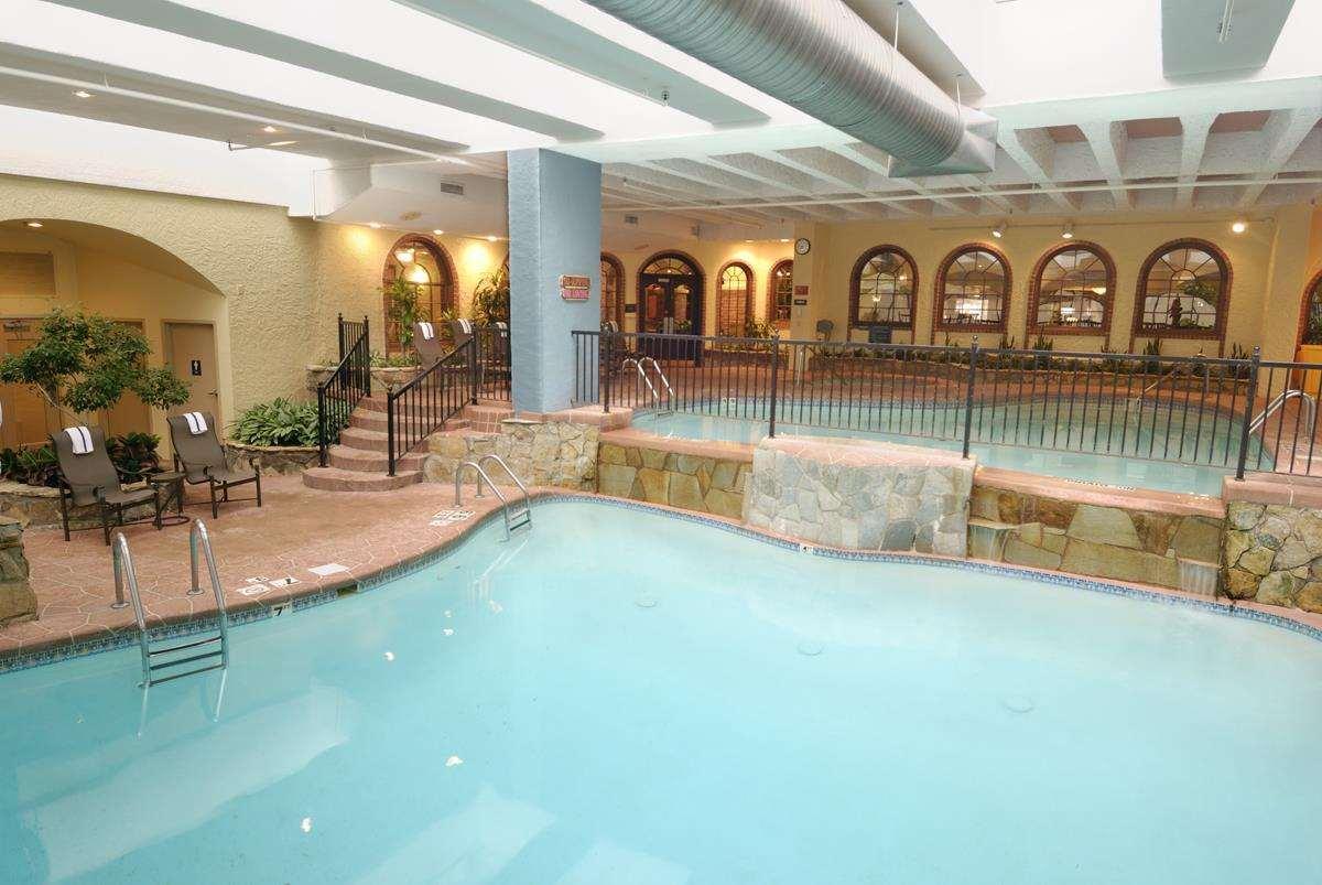 Embassy Suites By Hilton Kansas City Plaza Екстериор снимка