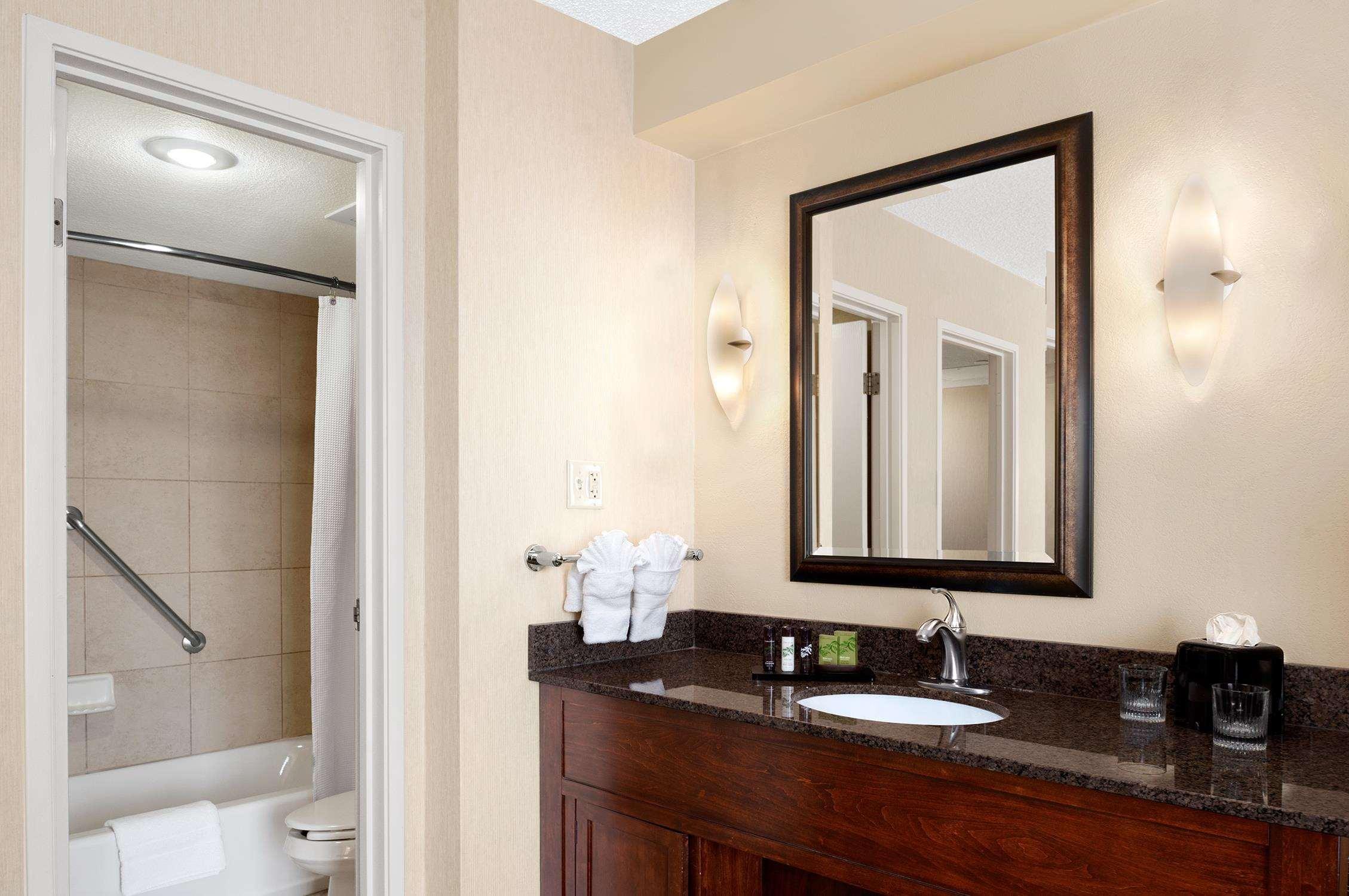 Embassy Suites By Hilton Kansas City Plaza Екстериор снимка