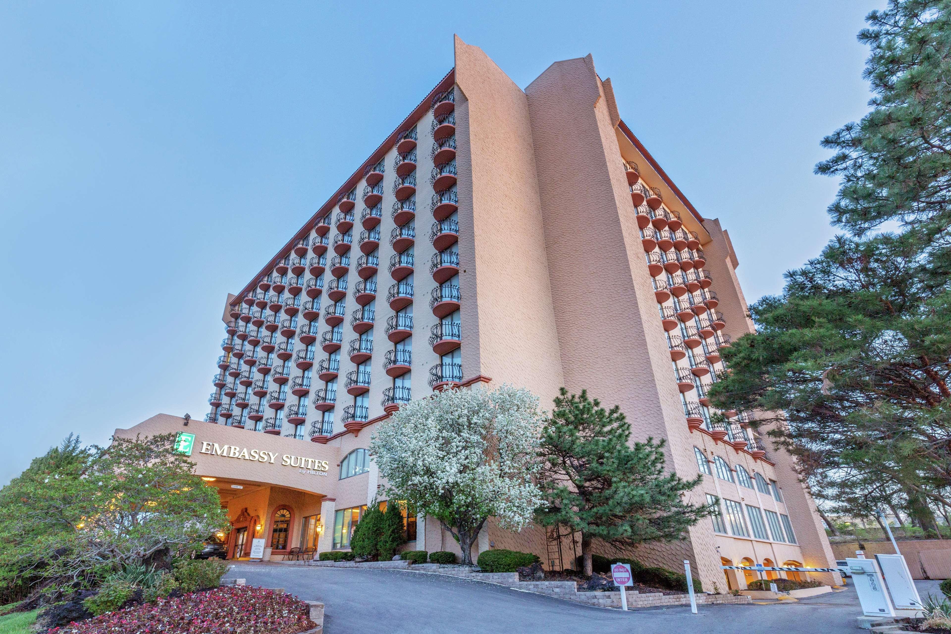 Embassy Suites By Hilton Kansas City Plaza Екстериор снимка