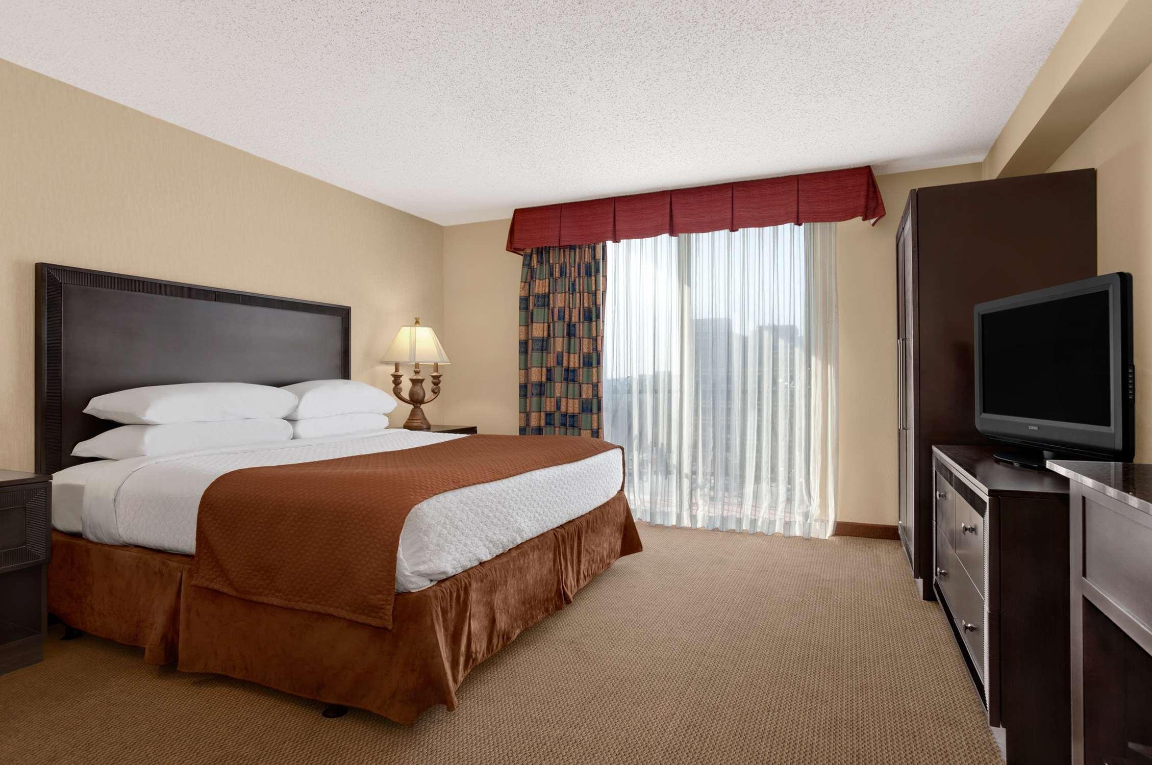 Embassy Suites By Hilton Kansas City Plaza Екстериор снимка