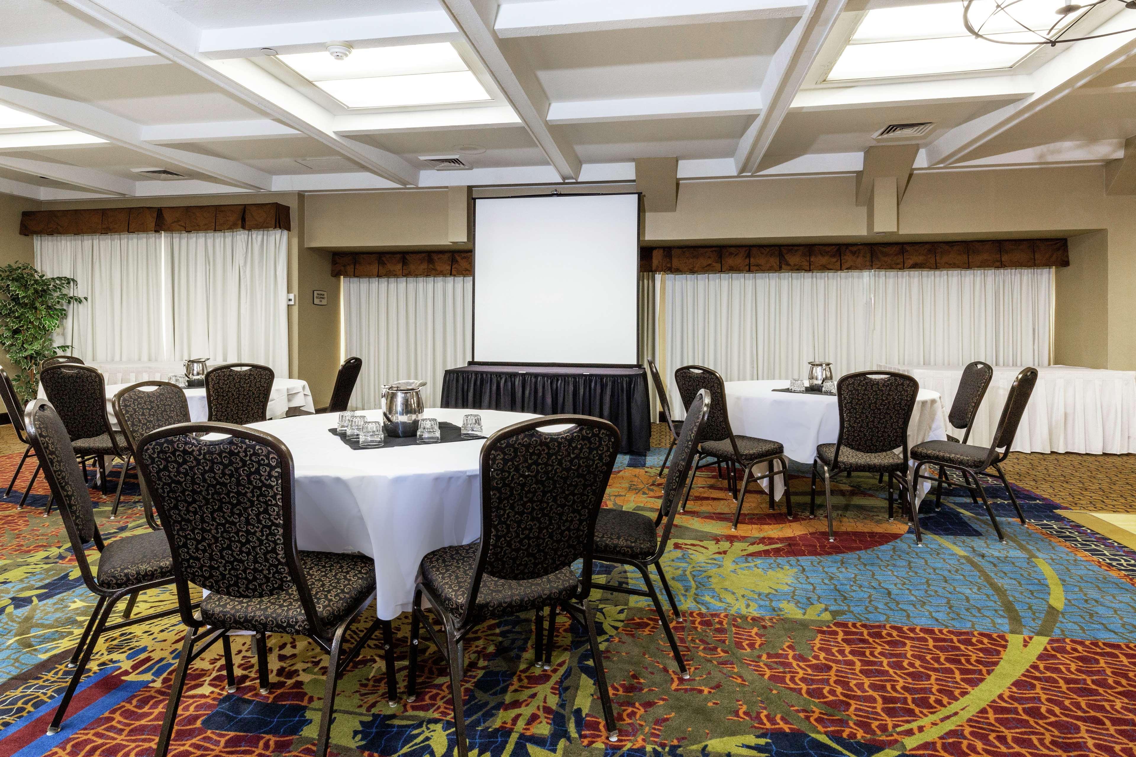 Embassy Suites By Hilton Kansas City Plaza Екстериор снимка