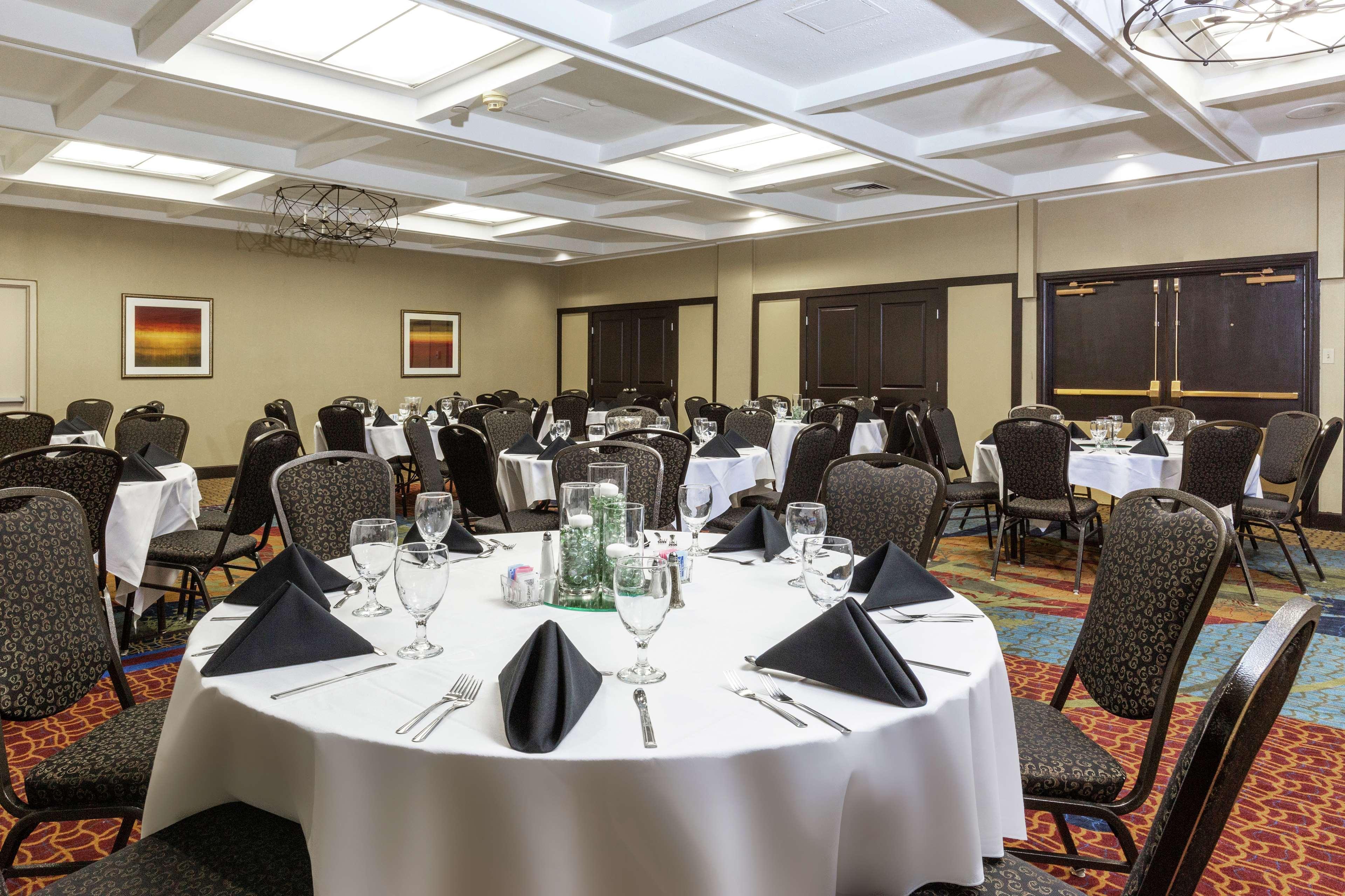 Embassy Suites By Hilton Kansas City Plaza Екстериор снимка