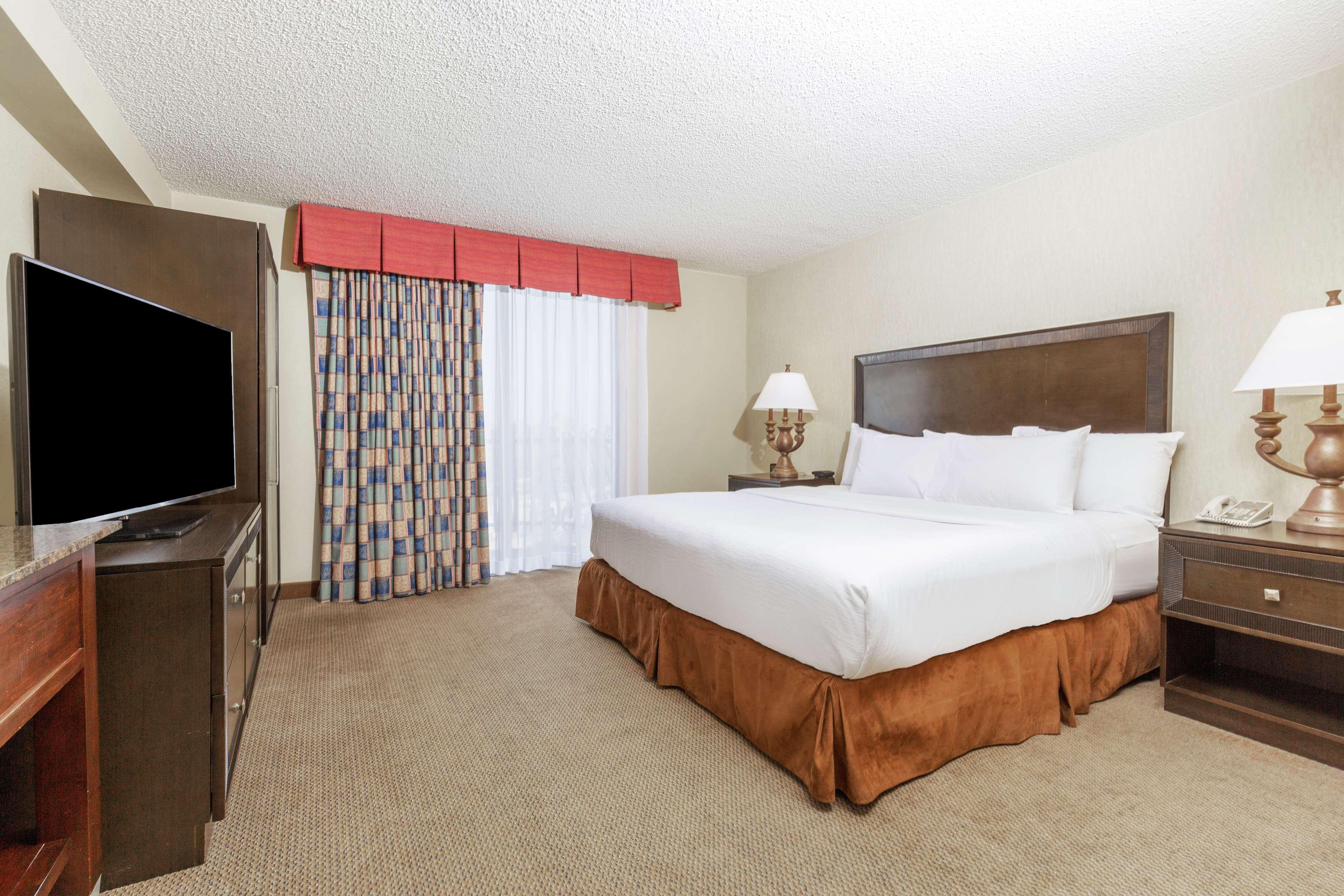 Embassy Suites By Hilton Kansas City Plaza Екстериор снимка