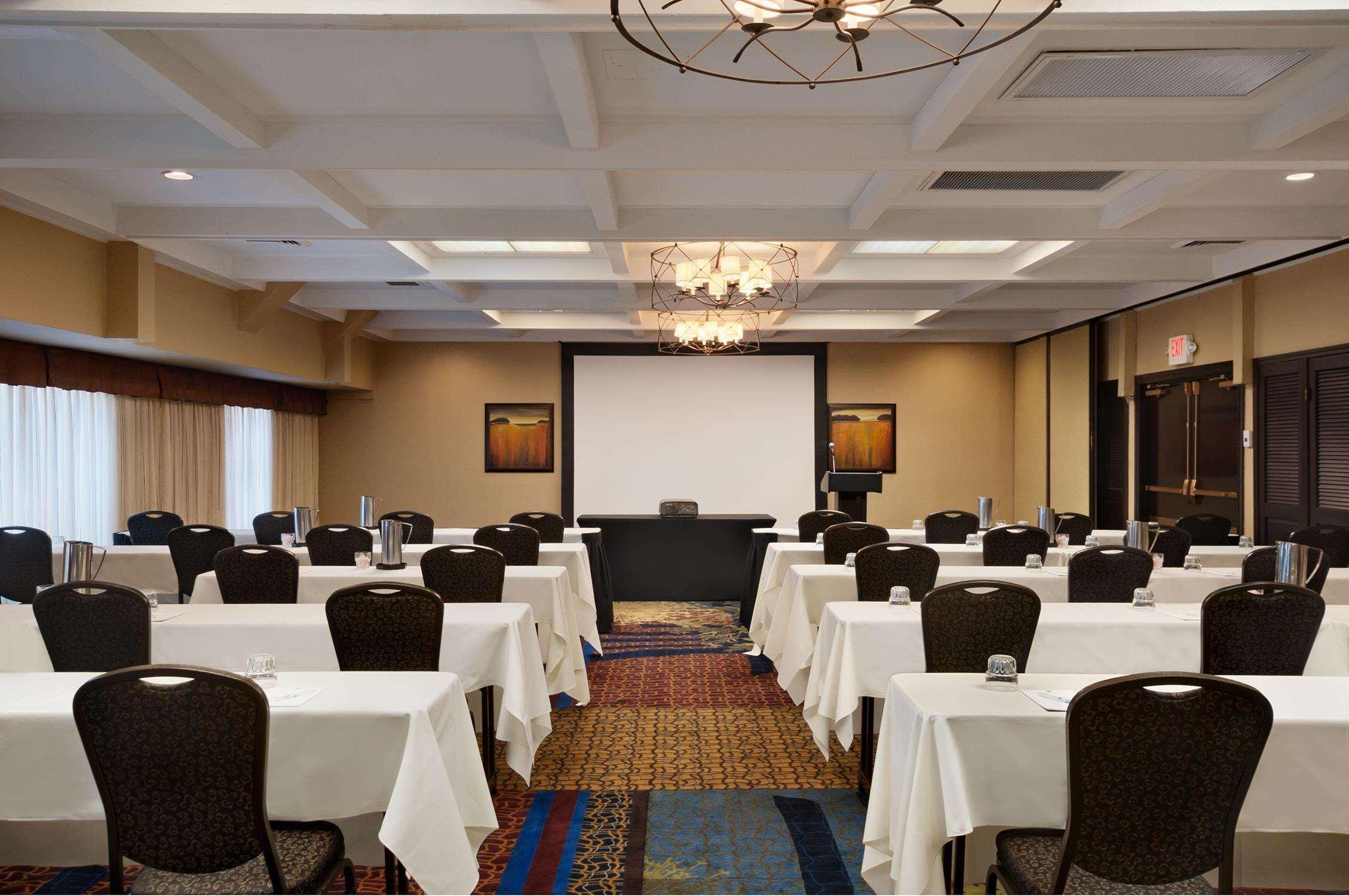 Embassy Suites By Hilton Kansas City Plaza Екстериор снимка