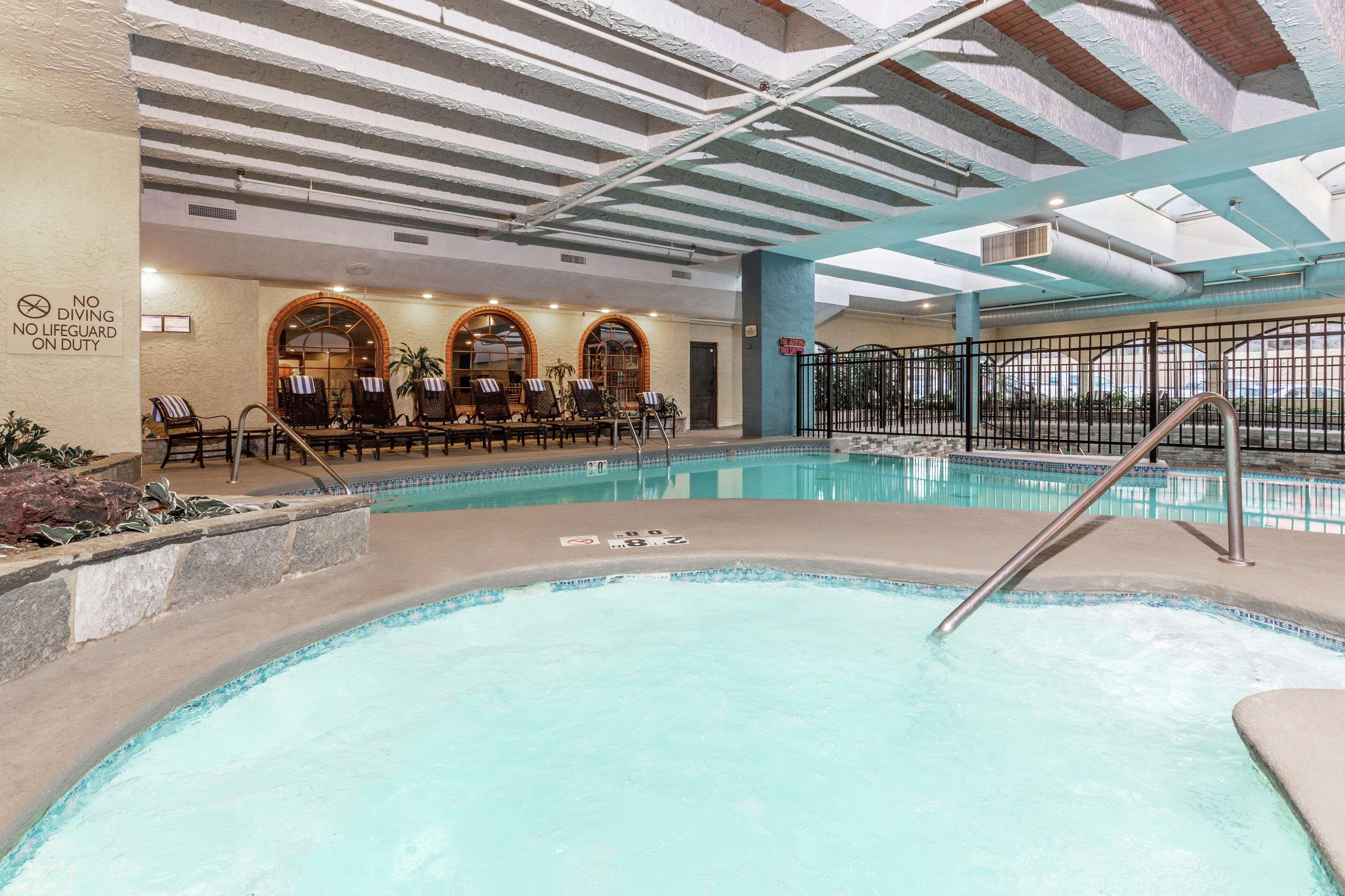 Embassy Suites By Hilton Kansas City Plaza Екстериор снимка