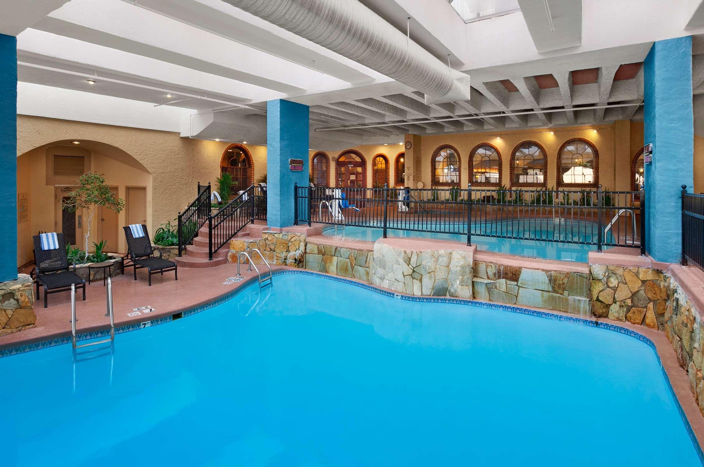 Embassy Suites By Hilton Kansas City Plaza Екстериор снимка
