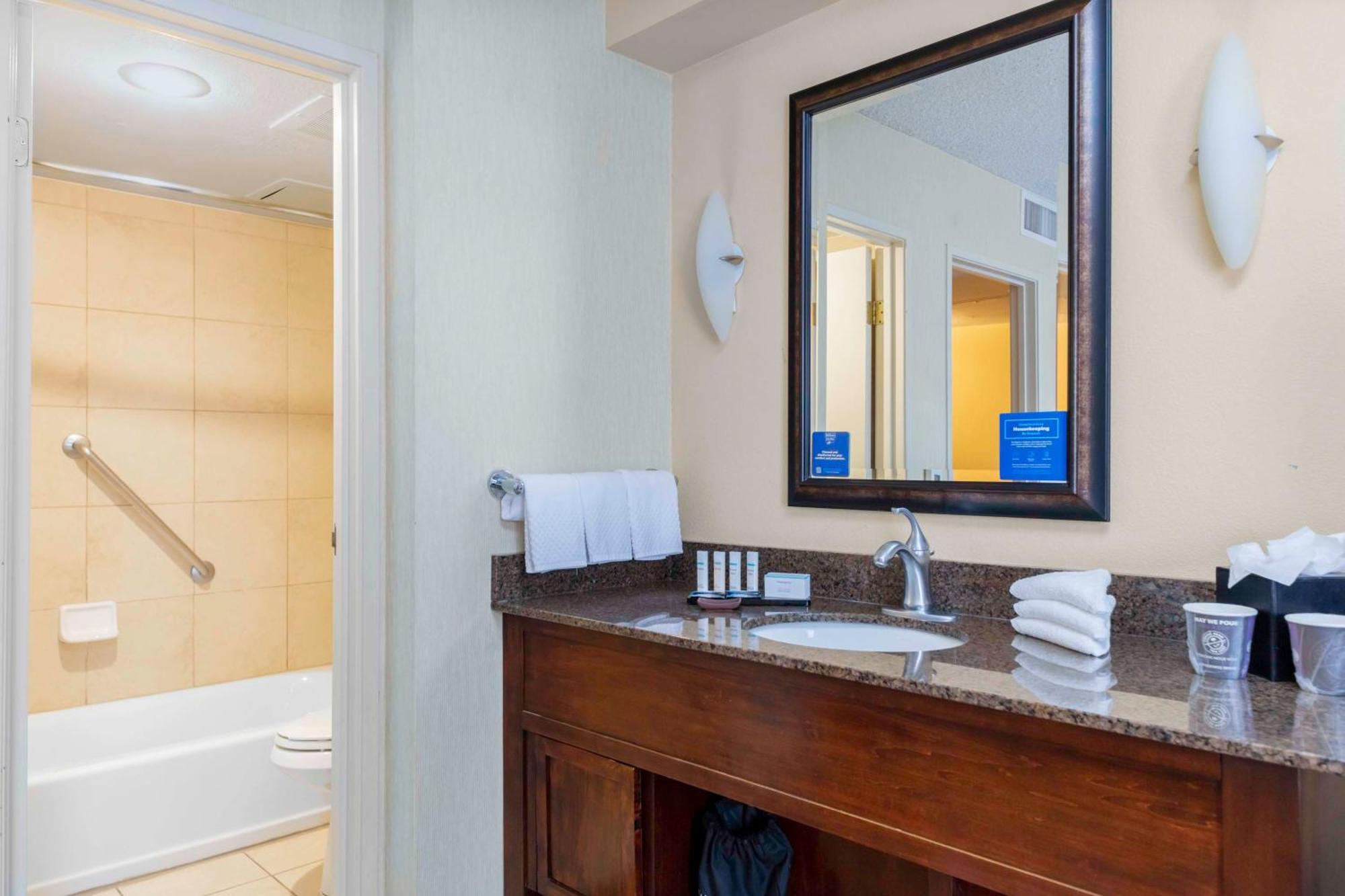 Embassy Suites By Hilton Kansas City Plaza Екстериор снимка