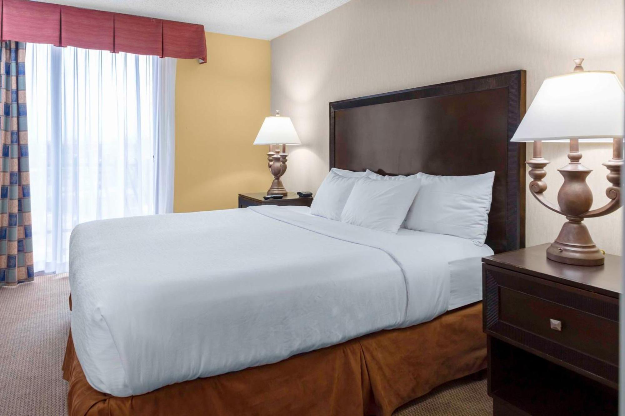 Embassy Suites By Hilton Kansas City Plaza Екстериор снимка