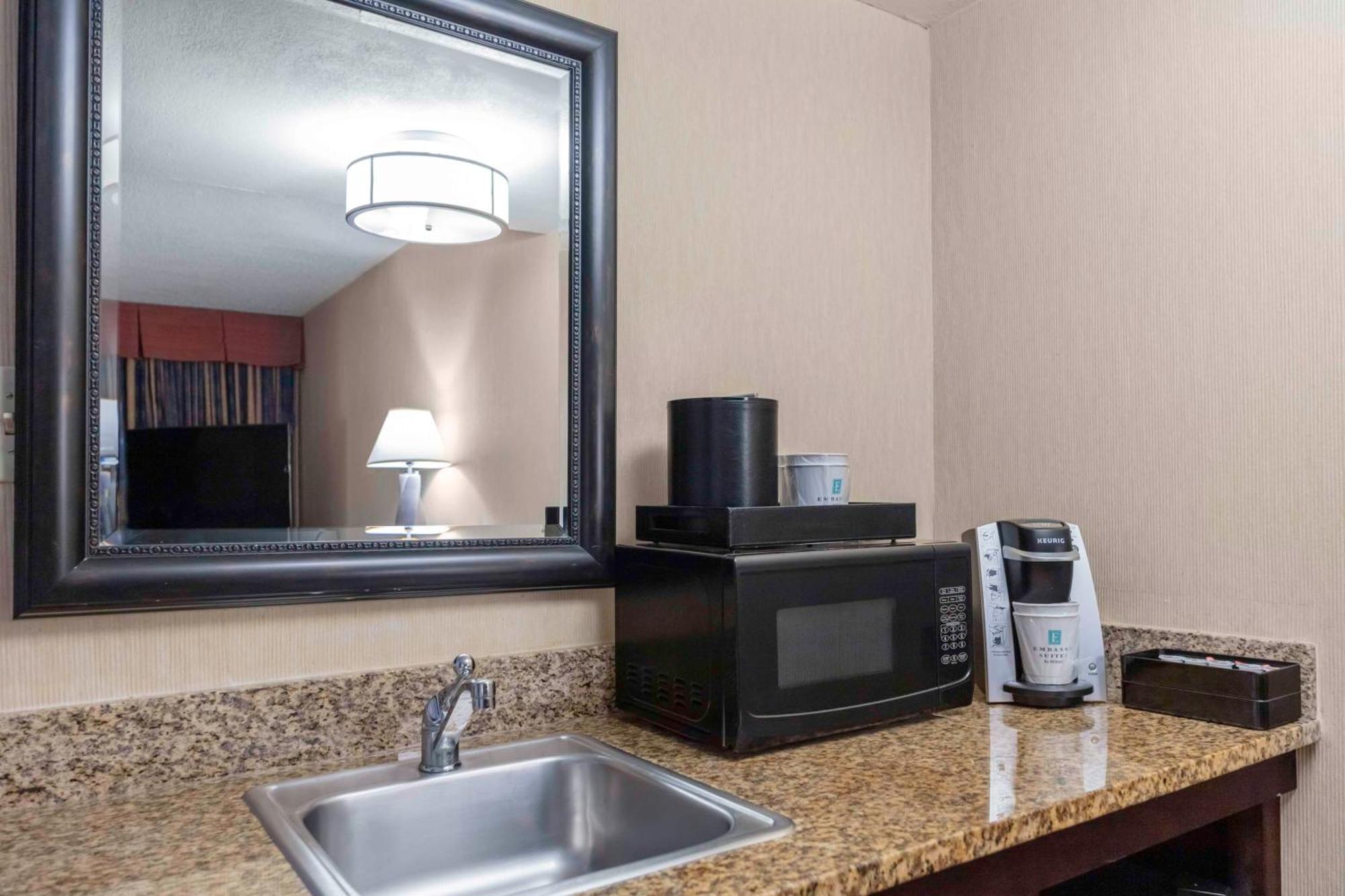 Embassy Suites By Hilton Kansas City Plaza Екстериор снимка
