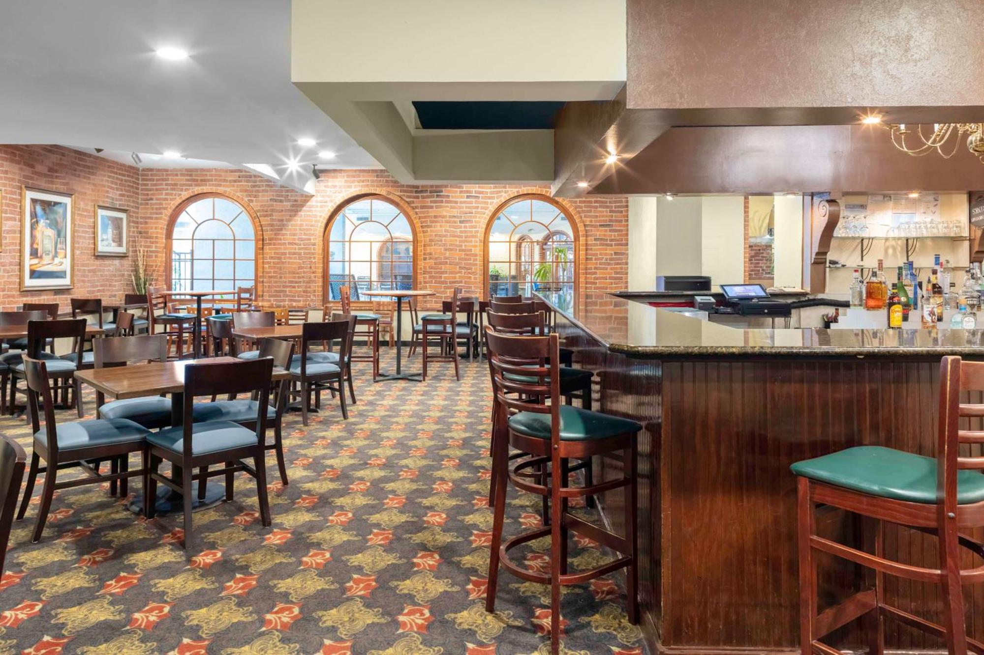 Embassy Suites By Hilton Kansas City Plaza Екстериор снимка