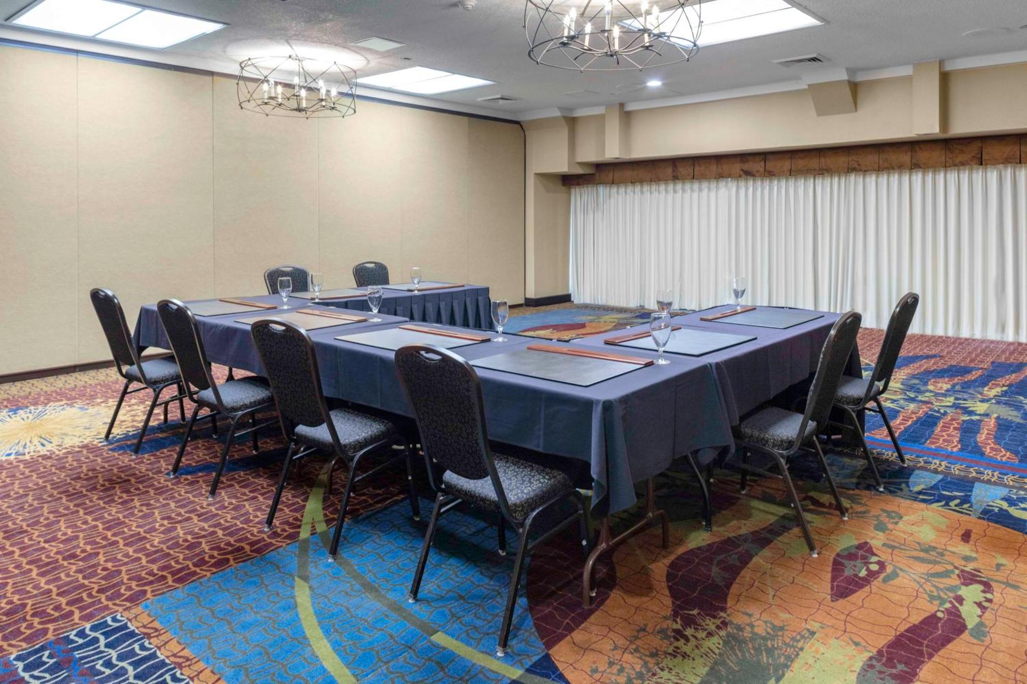 Embassy Suites By Hilton Kansas City Plaza Екстериор снимка
