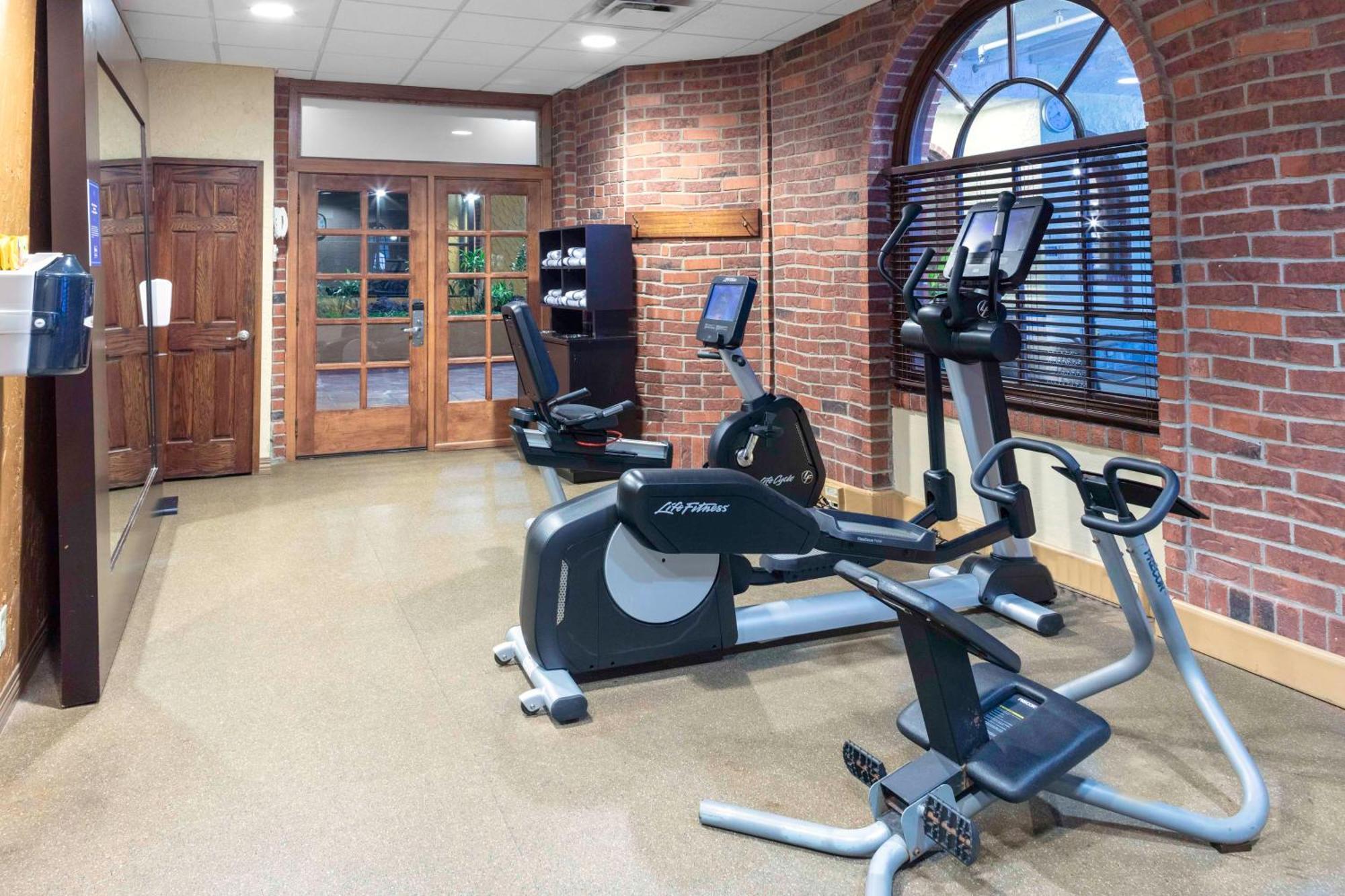 Embassy Suites By Hilton Kansas City Plaza Екстериор снимка