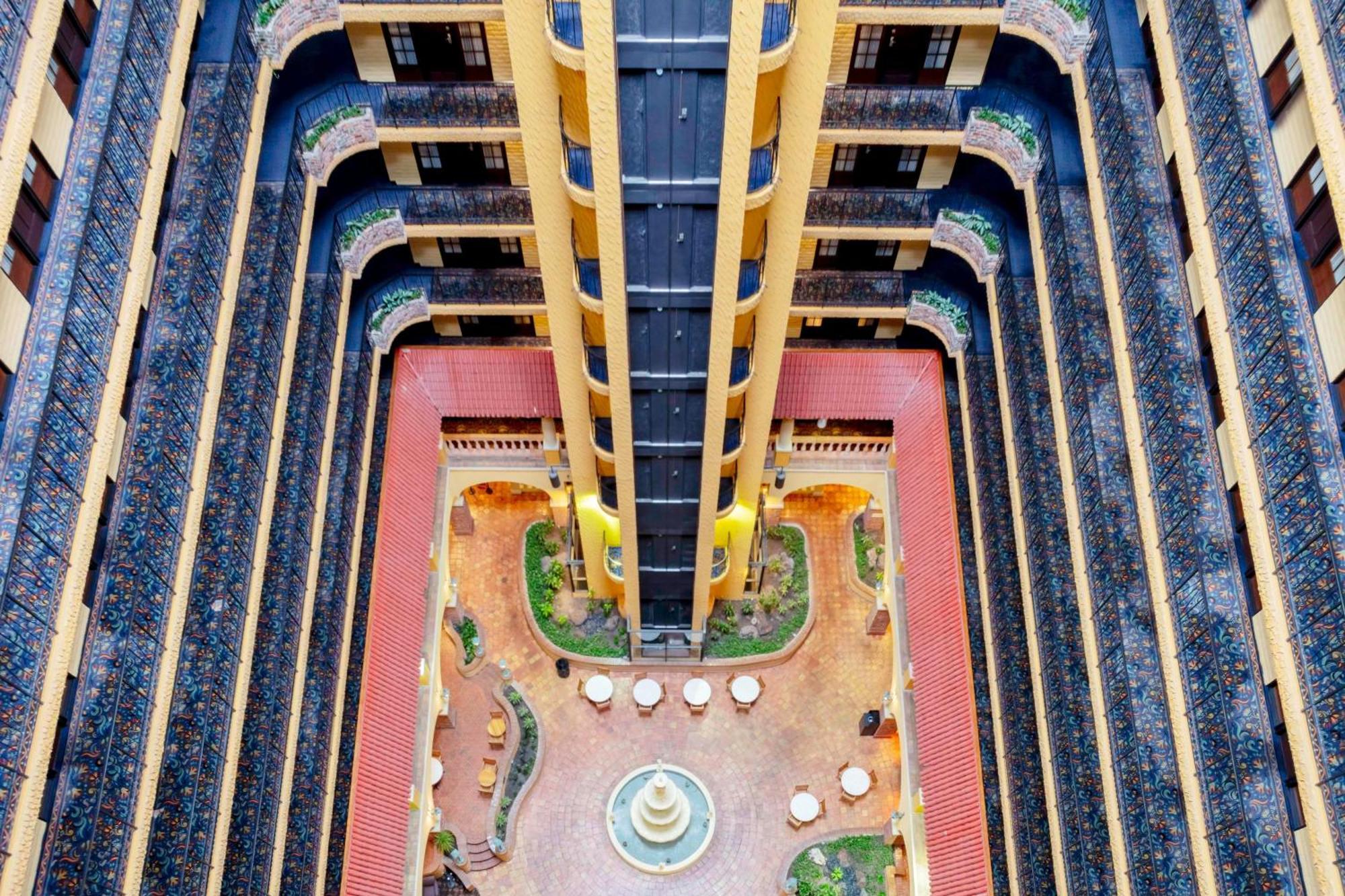 Embassy Suites By Hilton Kansas City Plaza Екстериор снимка