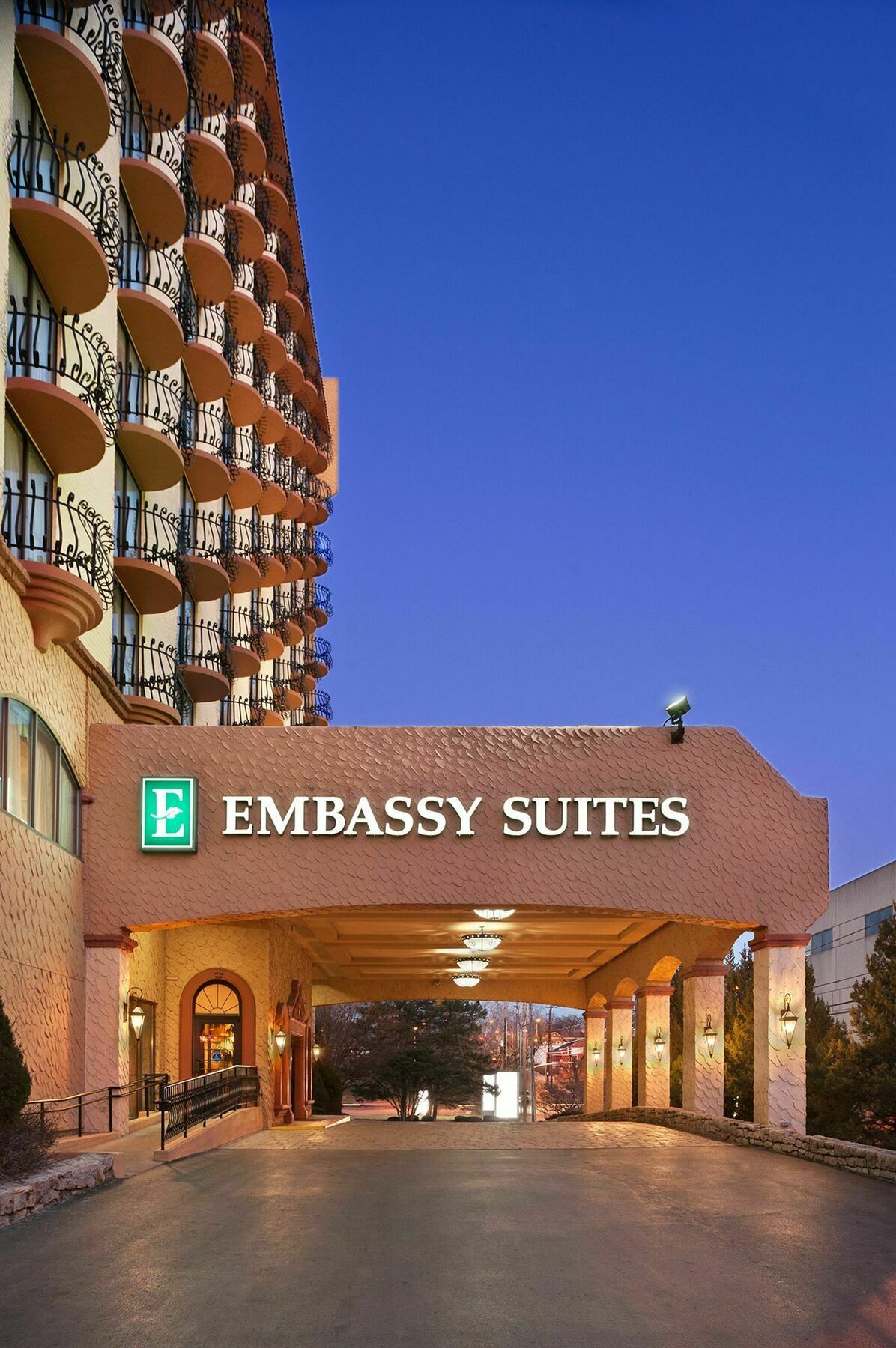 Embassy Suites By Hilton Kansas City Plaza Екстериор снимка